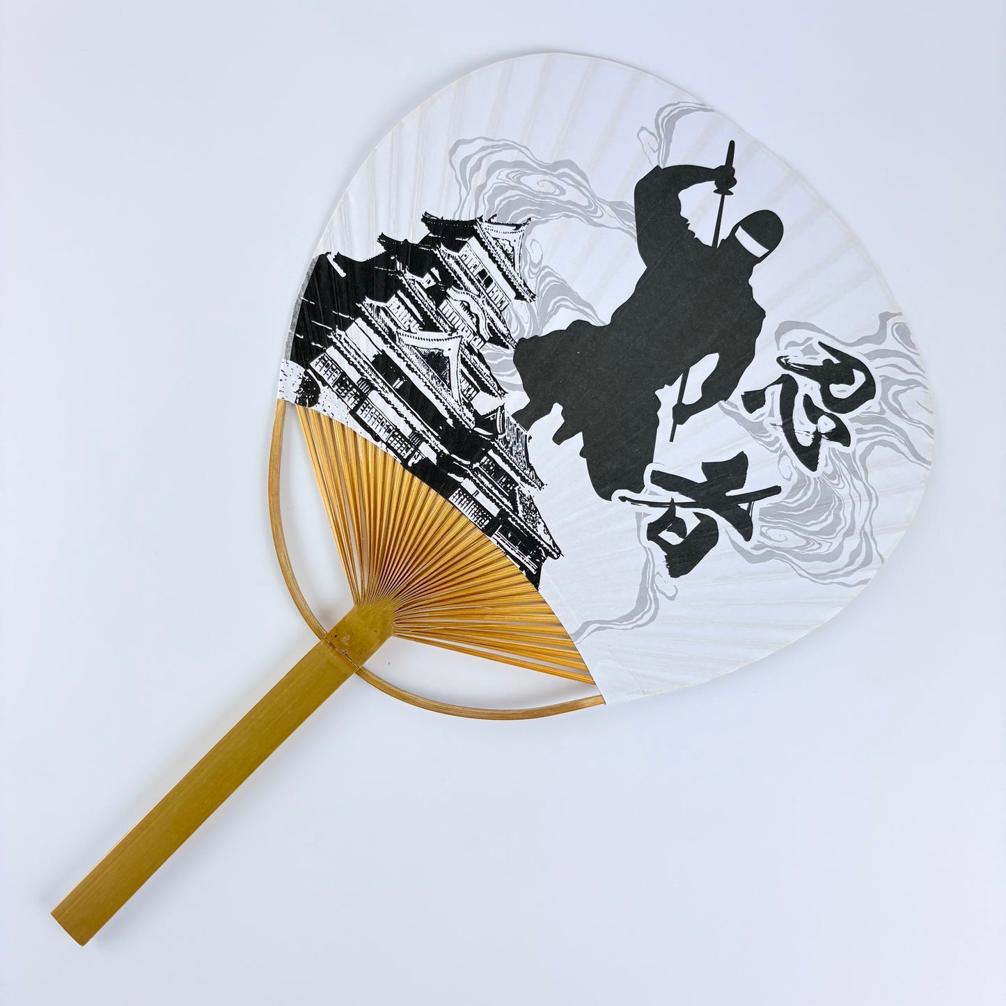 Japonský vějíř Uchiwa Ninja – motiv ninja a japonský hrad, papír a bambus