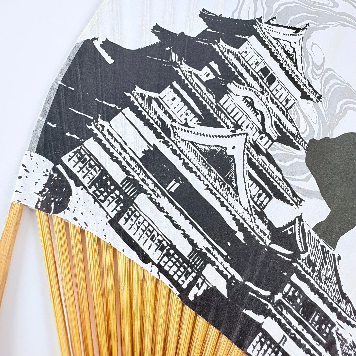 Japonský vějíř Uchiwa Ninja – motiv ninja a japonský hrad, papír a bambus