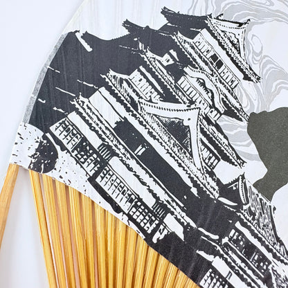 Japonský vějíř Uchiwa Ninja – motiv ninja a japonský hrad, papír a bambus