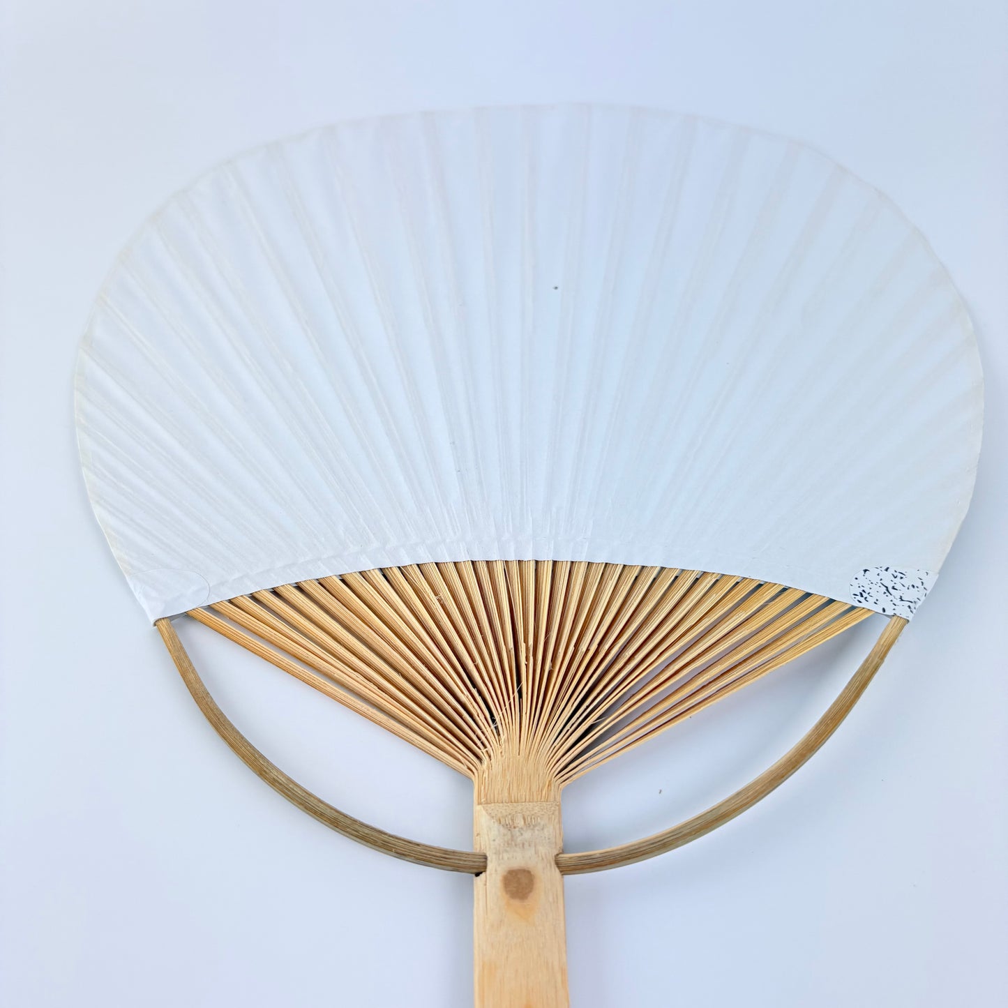 Japonský vějíř Uchiwa Ninja – motiv ninja a japonský hrad, papír a bambus