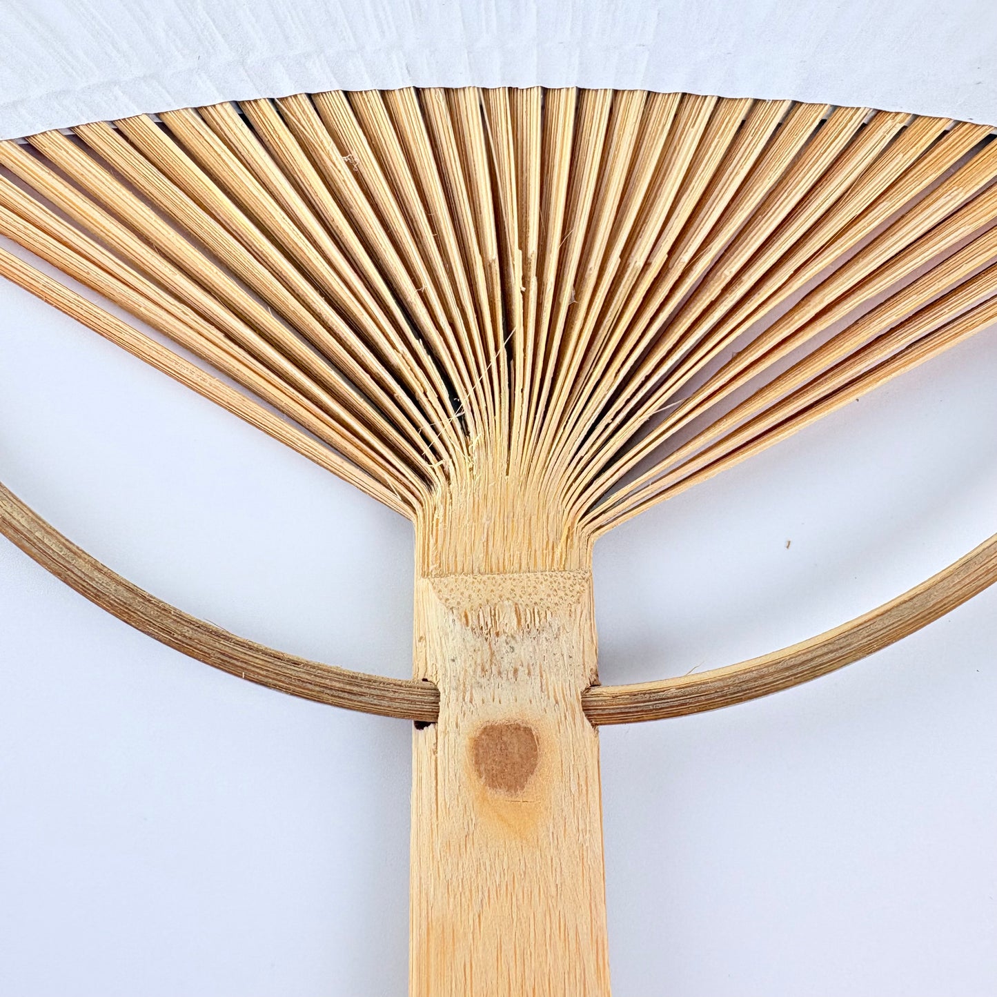 Japonský vějíř Uchiwa Ninja – motiv ninja a japonský hrad, papír a bambus