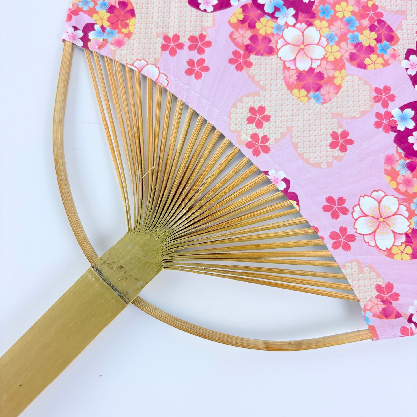 Japonský vějíř Uchiwa Sakura – motiv sakury, papír a bambus