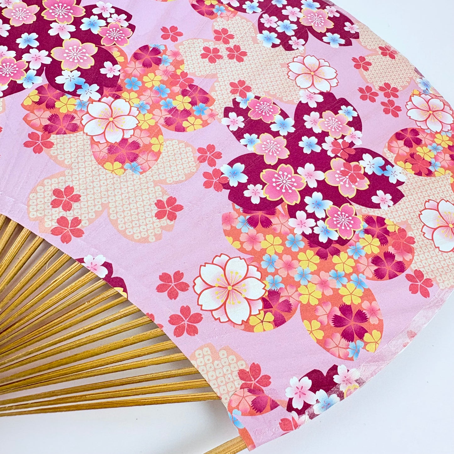 Japonský vějíř Uchiwa Sakura – motiv sakury, papír a bambus