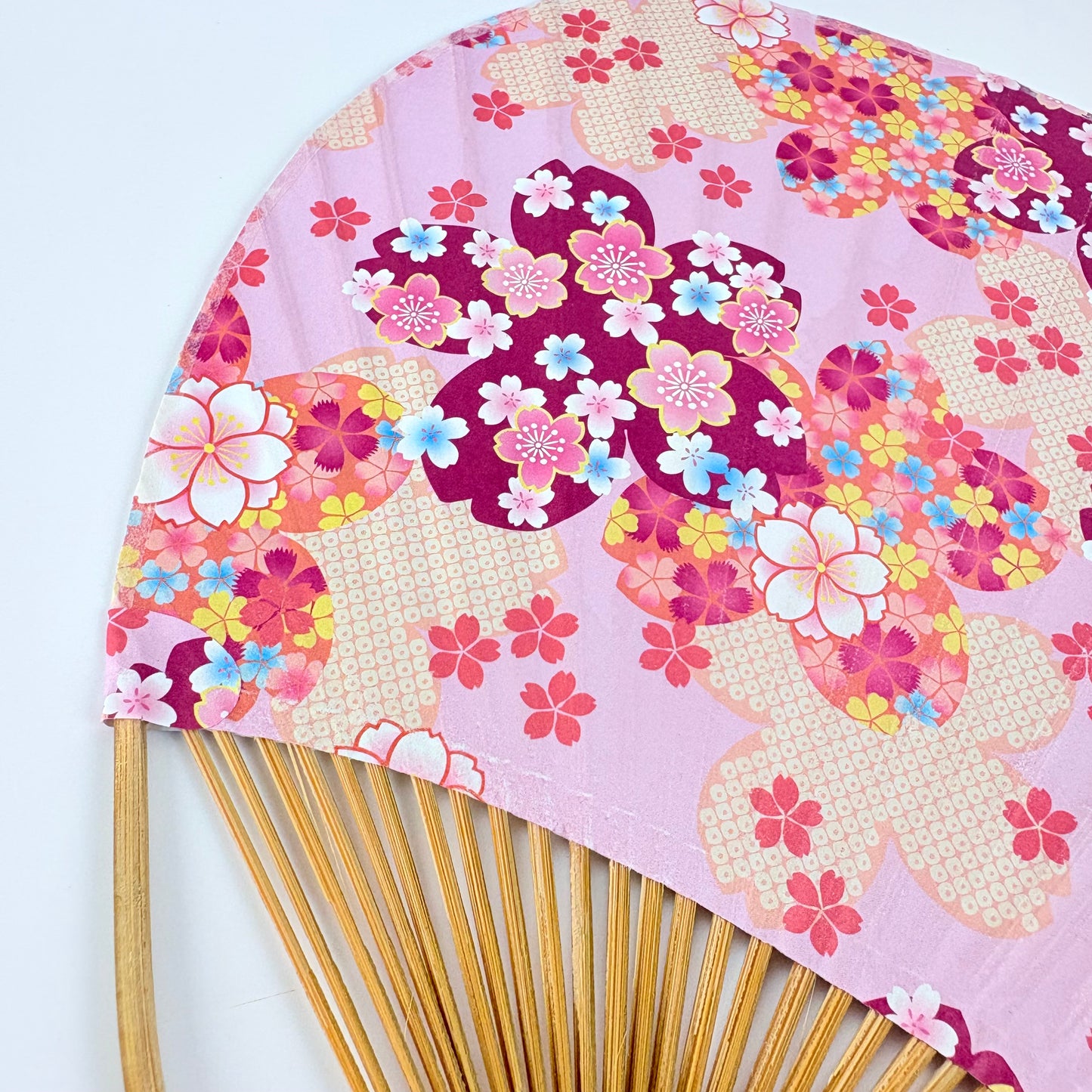 Japonský vějíř Uchiwa Sakura – motiv sakury, papír a bambus