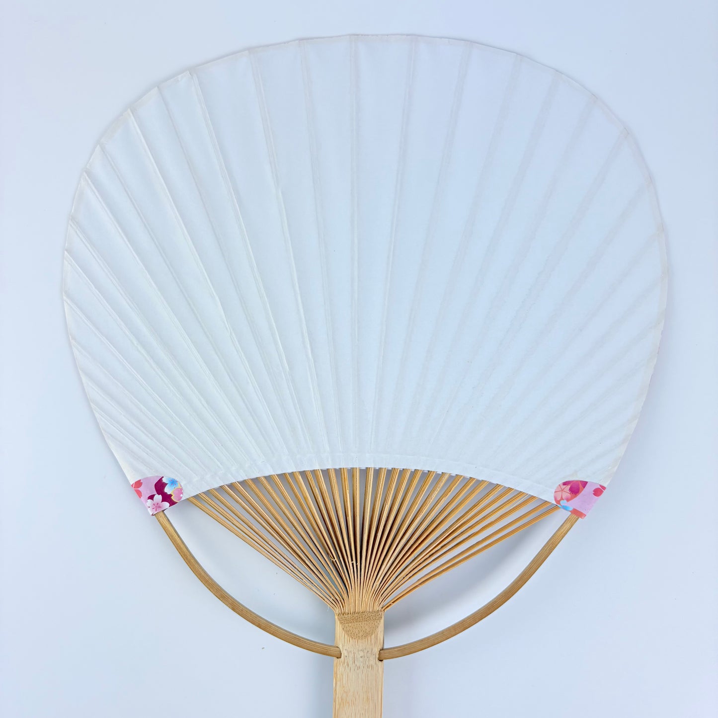 Japonský vějíř Uchiwa Sakura – motiv sakury, papír a bambus