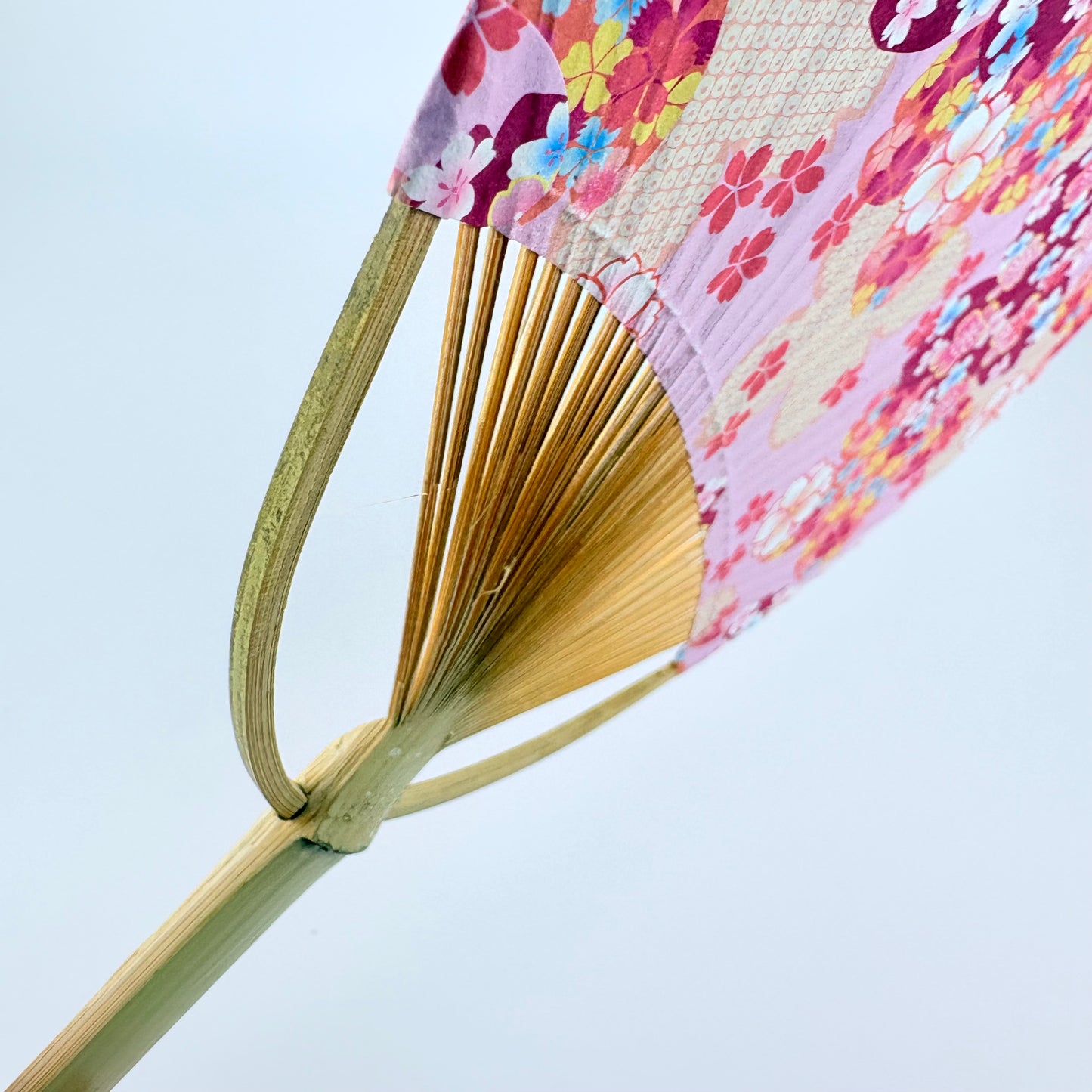 Japonský vějíř Uchiwa Sakura – motiv sakury, papír a bambus