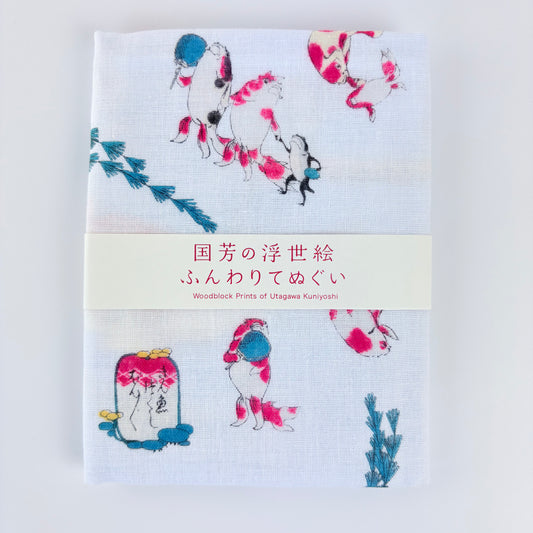 Japonské gauzové tenugui Ukiyo-e – hravé rybky od Utagawy Kuniyoshiho | Made in Japan