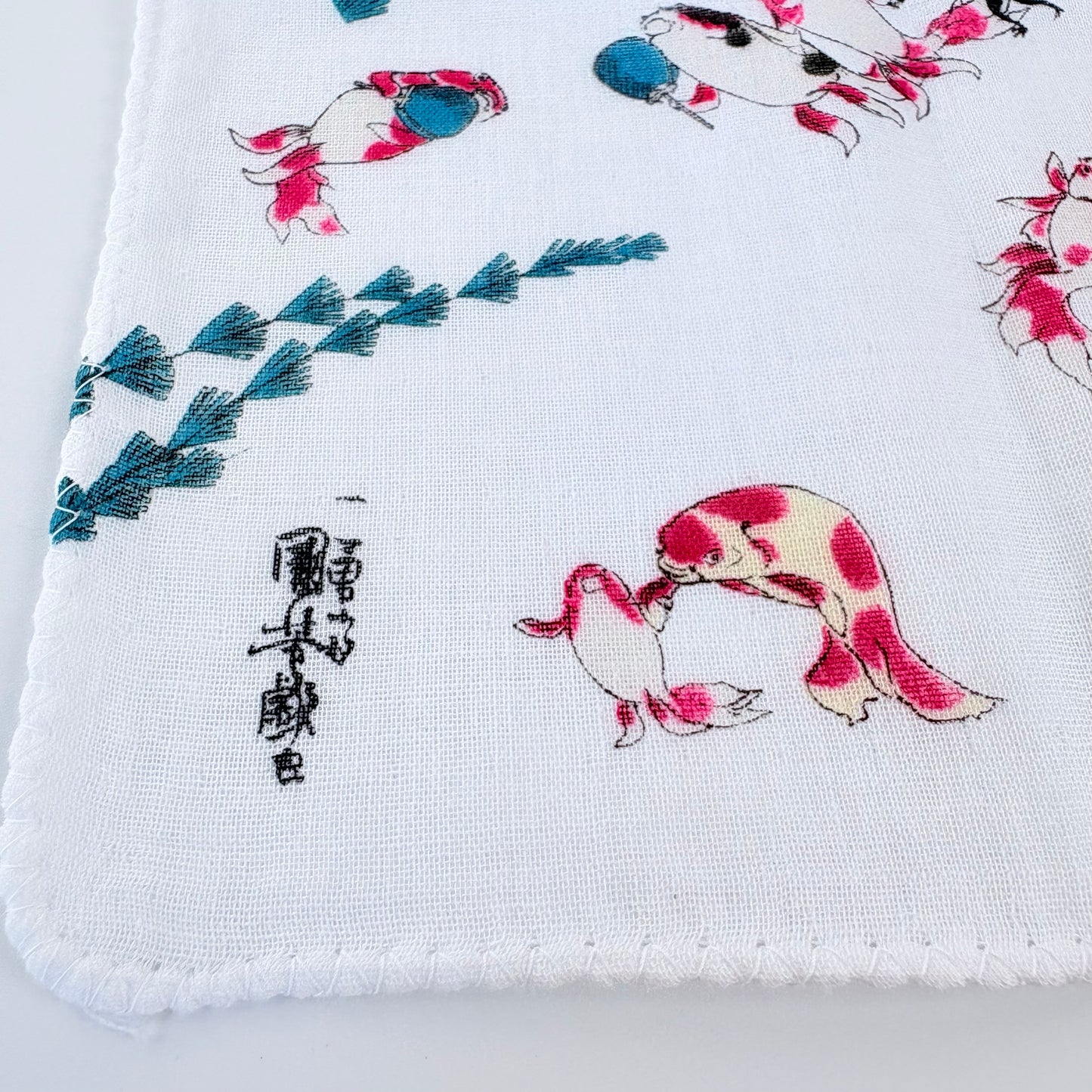 Japonské gauzové tenugui Ukiyo-e – hravé rybky od Utagawy Kuniyoshiho | Made in Japan
