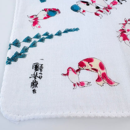 Japonské gauzové tenugui Ukiyo-e – hravé rybky od Utagawy Kuniyoshiho | Made in Japan