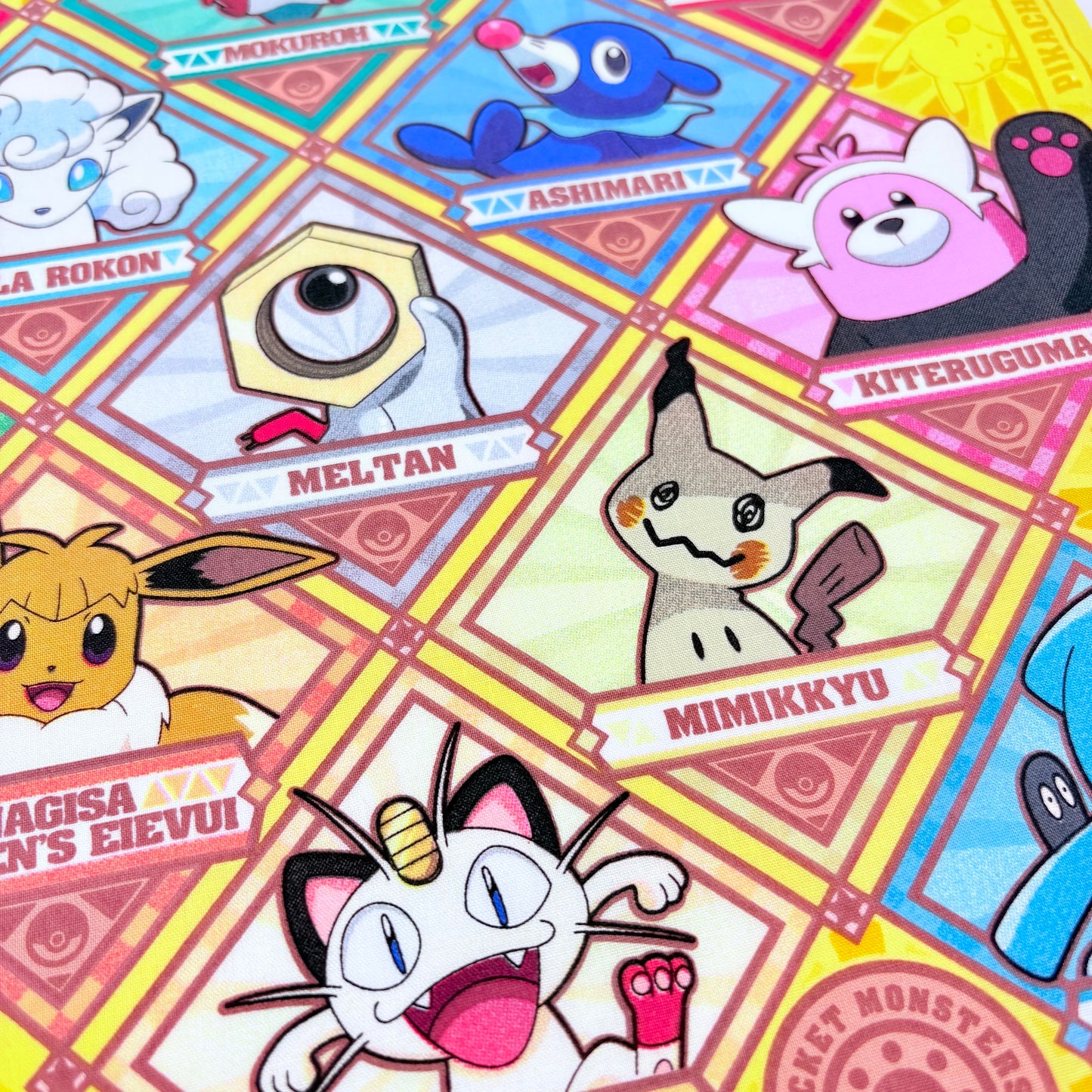 Japonský bavlněný šátek Pokémon Sun & Moon – Pikachu a přátelé 30 × 30 cm – Made in Japan