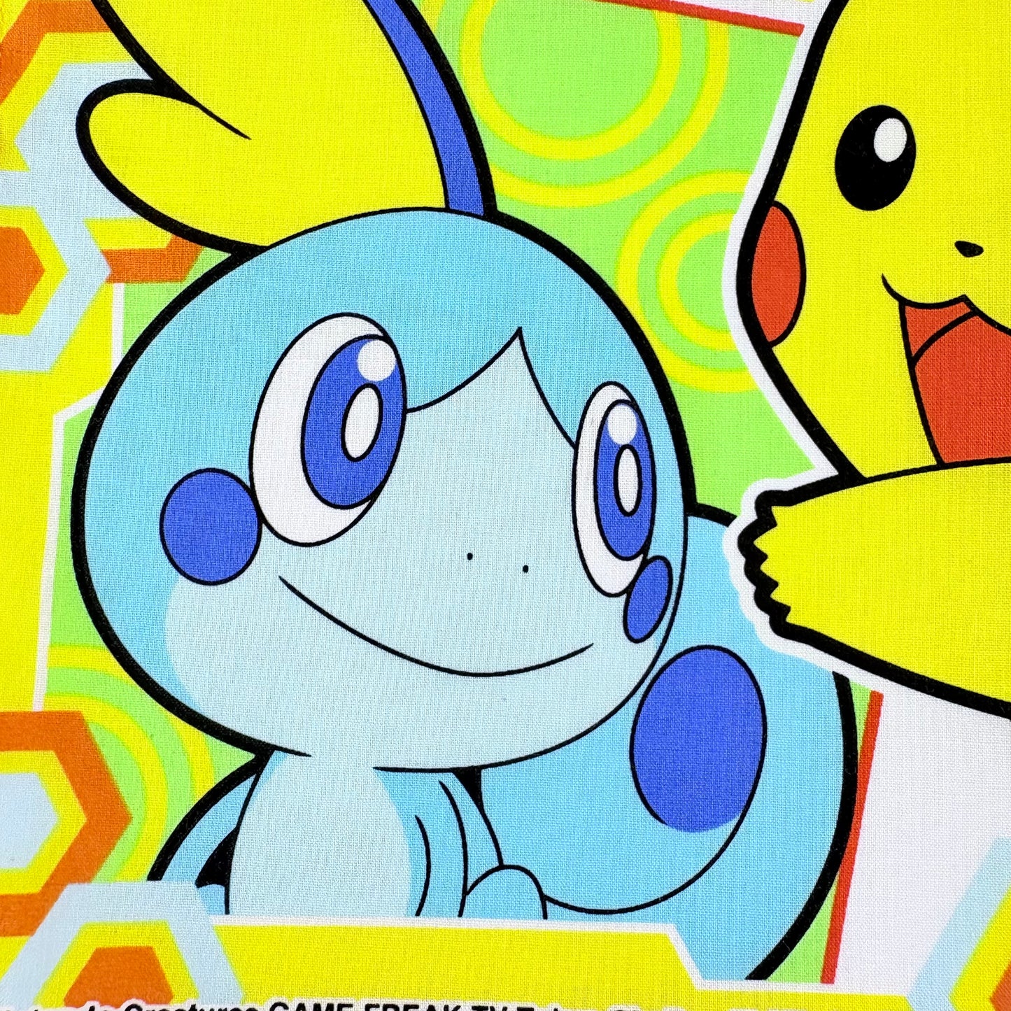 Japonský bavlněný šátek Pokémon Sword & Shield – Pikachu a startovní Pokémoni 30 × 30 cm – Made in Japan