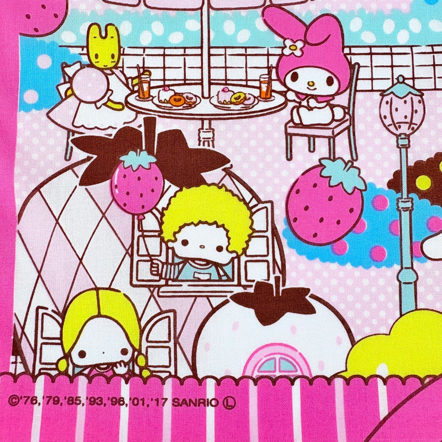 Japonský bavlněný šátek Sanrio Characters – Jahodové městečko 30 × 30 cm – Made in Japan