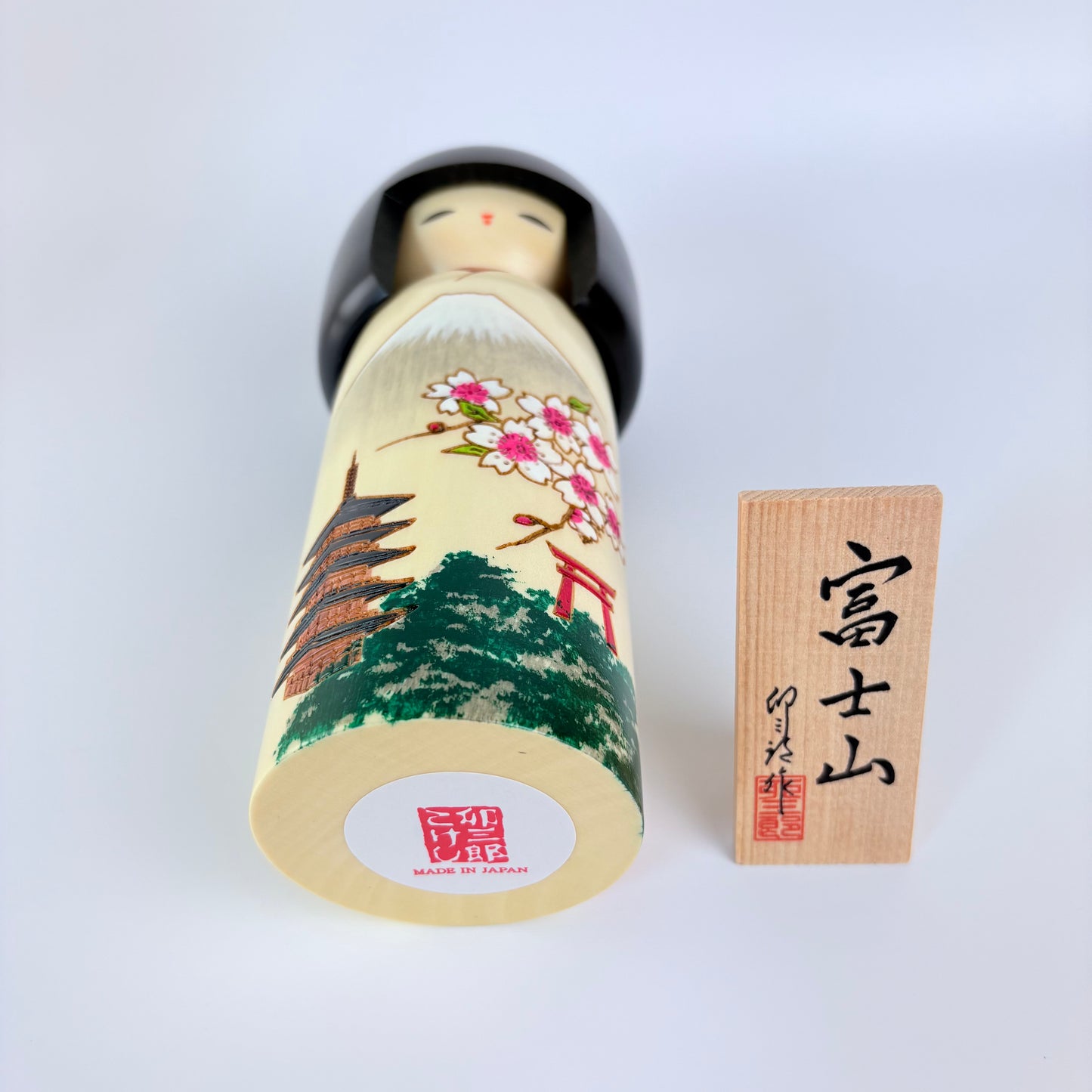 Autorská kokeshi Fujisan – Hora Fuji a sakury | Usaburo | Made in Japan
