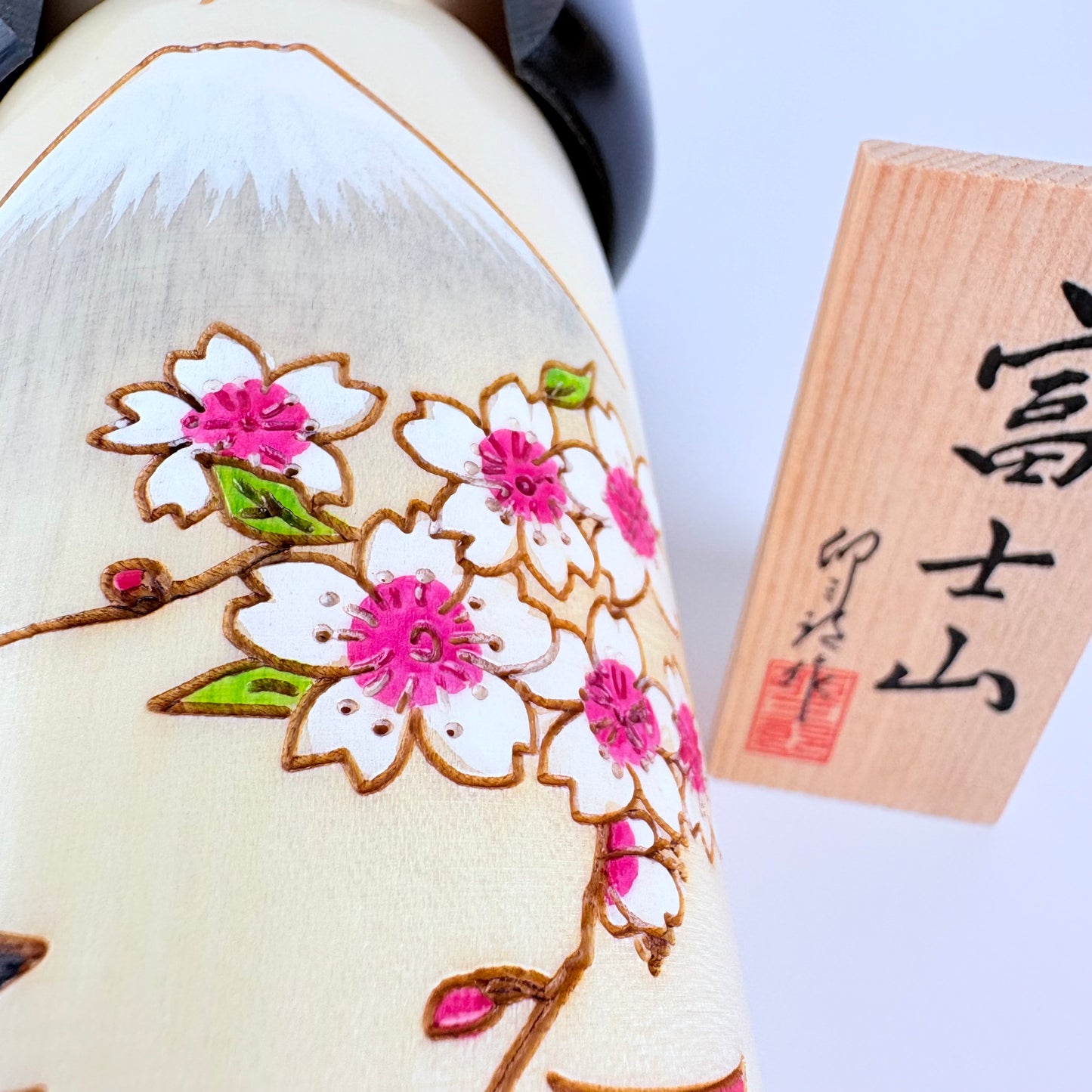 Autorská kokeshi Fujisan – Hora Fuji a sakury | Usaburo | Made in Japan