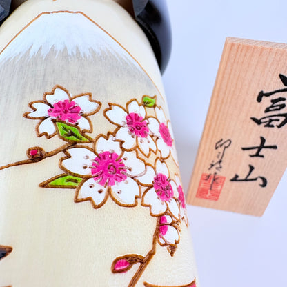 Autorská kokeshi Fujisan – Hora Fuji a sakury | Usaburo | Made in Japan