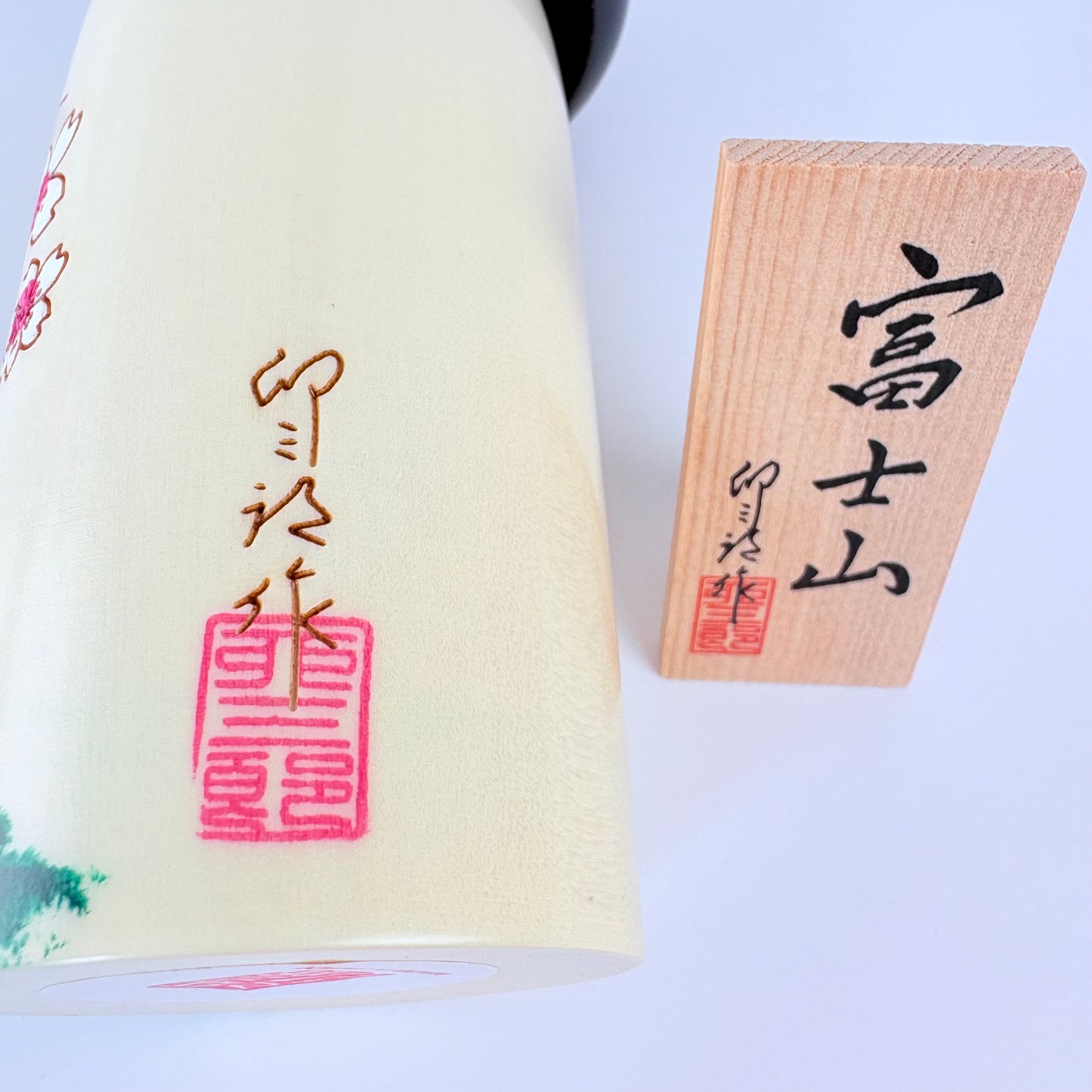 Autorská kokeshi Fujisan – Hora Fuji a sakury | Usaburo | Made in Japan