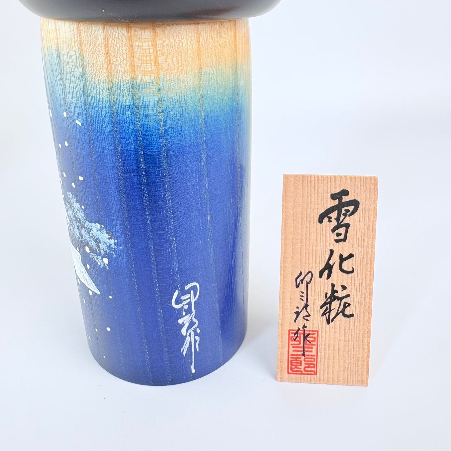Kokeshi-Puppe „Yukigesho – Winterlandschaft in Blau“ | Usaburo | Hergestellt in Japan