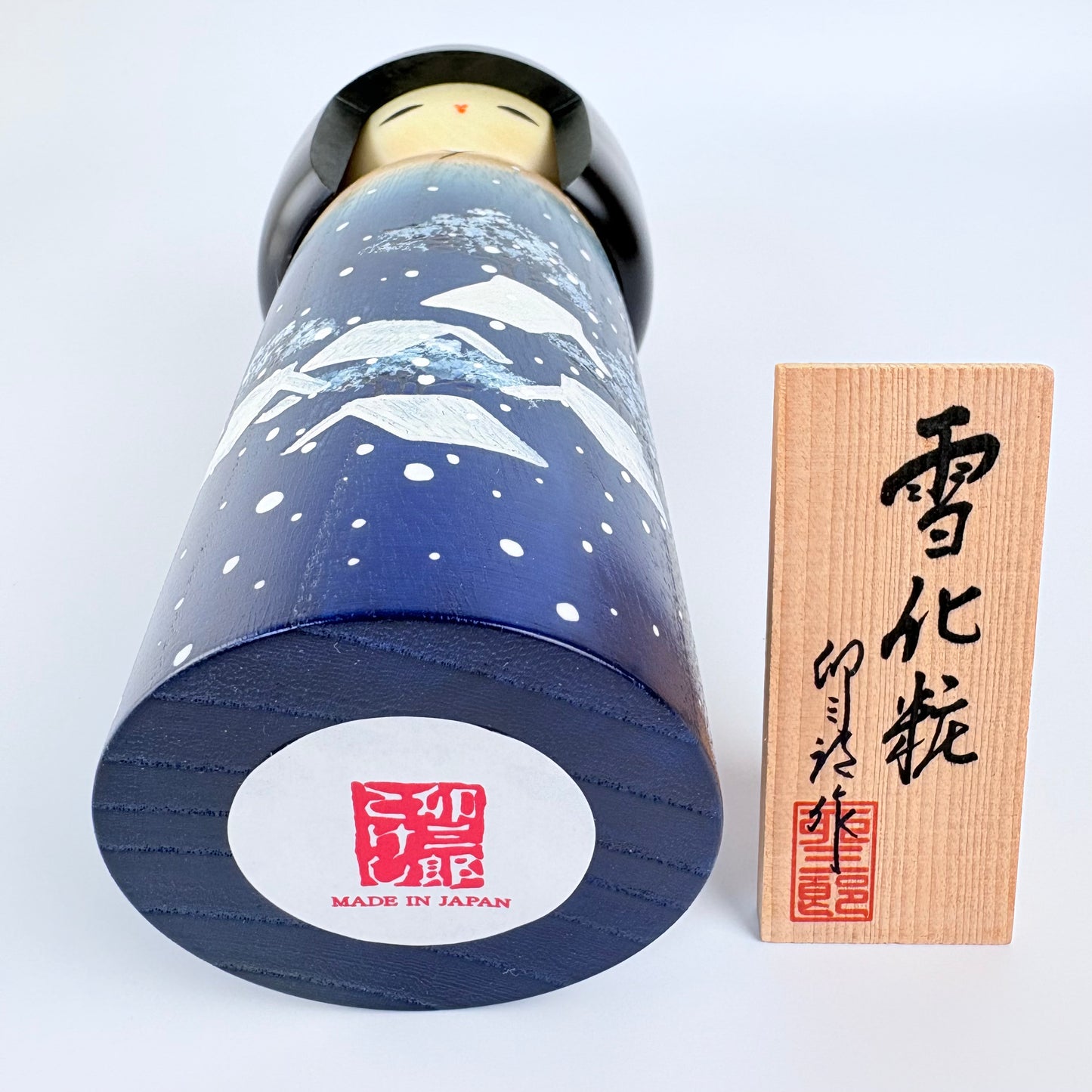 Kokeshi-Puppe „Yukigesho – Winterlandschaft in Blau“ | Usaburo | Hergestellt in Japan