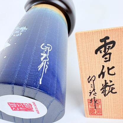 Kokeshi-Puppe „Yukigesho – Winterlandschaft in Blau“ | Usaburo | Hergestellt in Japan