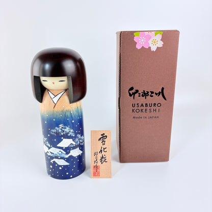 Kokeshi-Puppe „Yukigesho – Winterlandschaft in Blau“ | Usaburo | Hergestellt in Japan