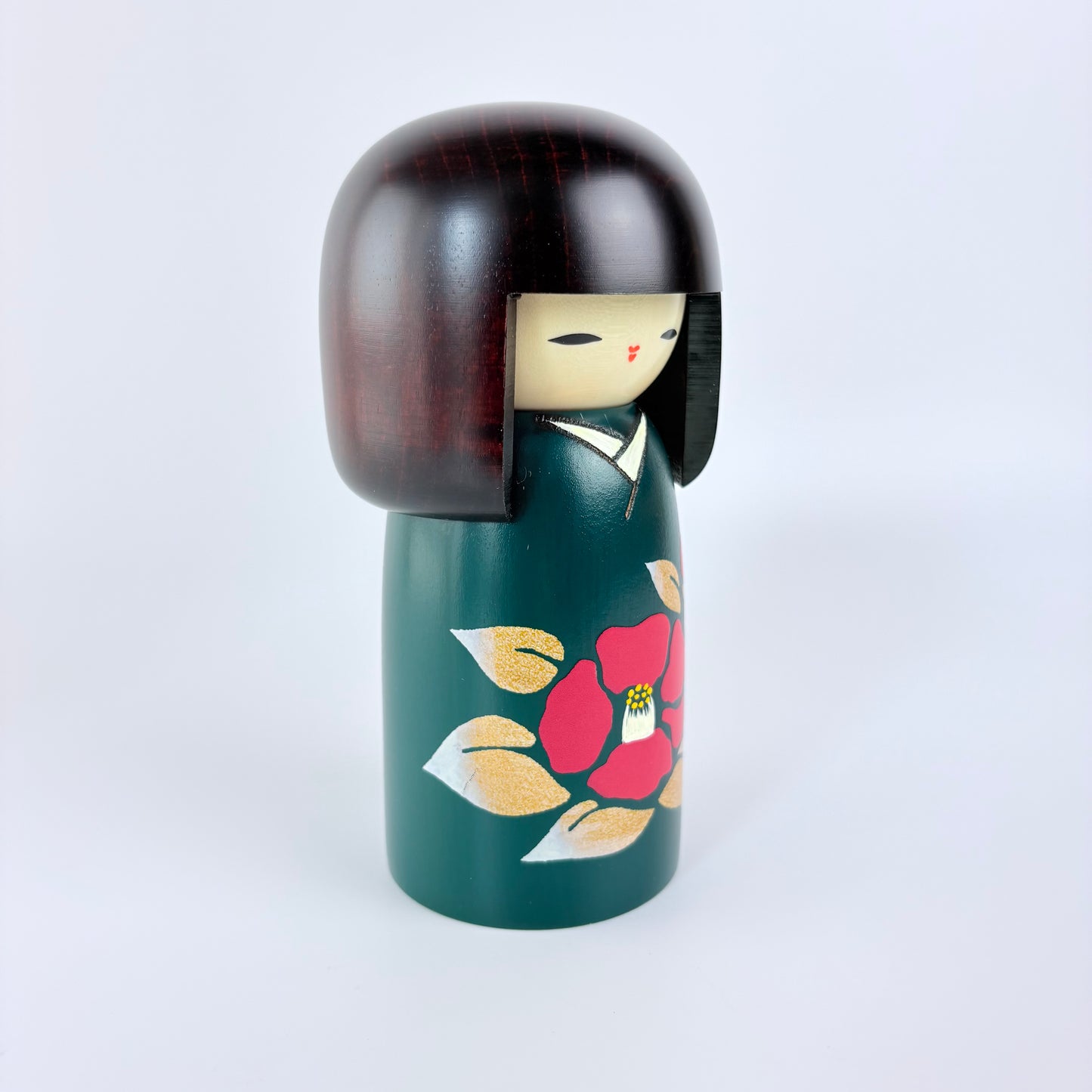 Autorská kokeshi Tsubaki – Japonská kamélie | Usaburo | Made in Japan