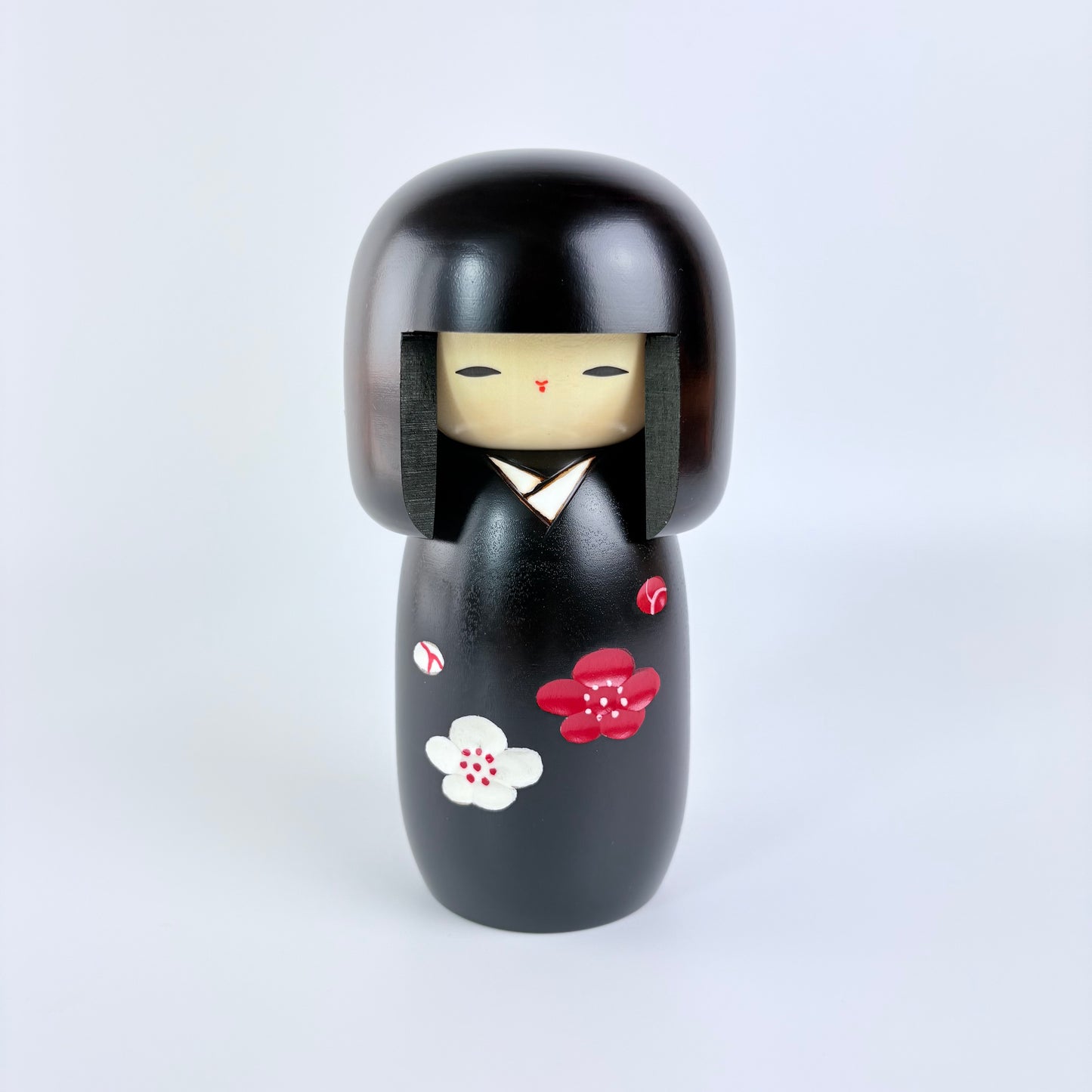 Autorská kokeshi s květy ume – Černé kimono | Usaburo | Made in Japan