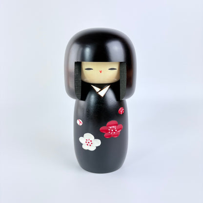 Autorská kokeshi s květy ume – Černé kimono | Usaburo | Made in Japan