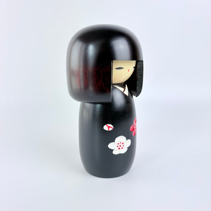 Autorská kokeshi s květy ume – Černé kimono | Usaburo | Made in Japan