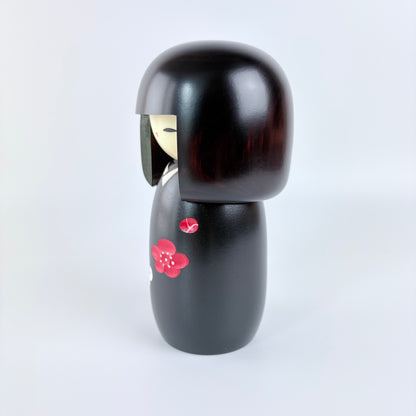 Autorská kokeshi s květy ume – Černé kimono | Usaburo | Made in Japan