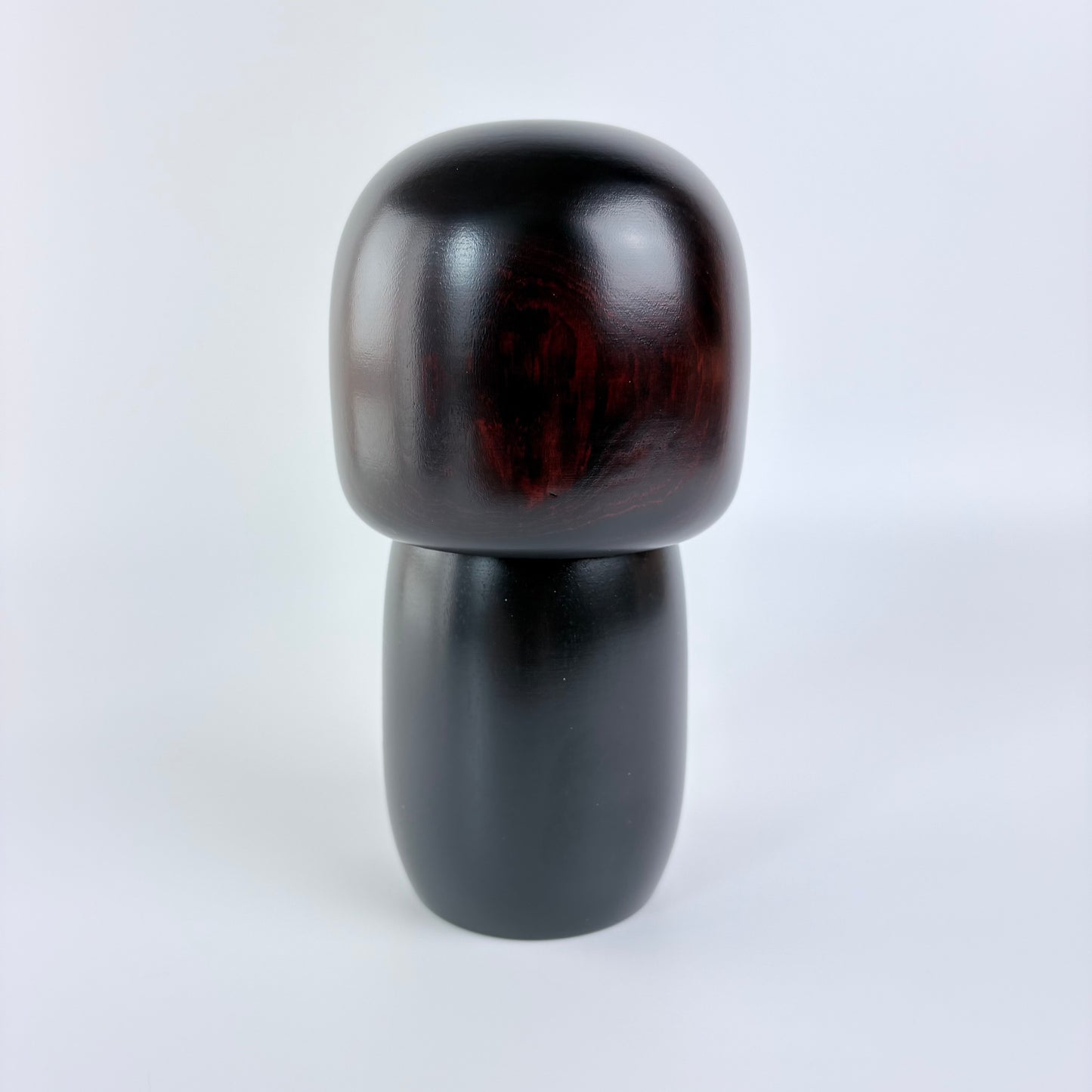 Autorská kokeshi s květy ume – Černé kimono | Usaburo | Made in Japan