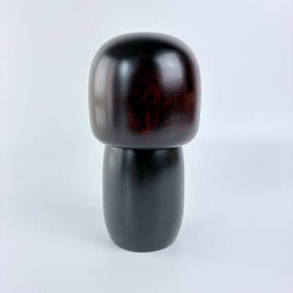 Autorská kokeshi s květy ume – Černé kimono | Usaburo | Made in Japan
