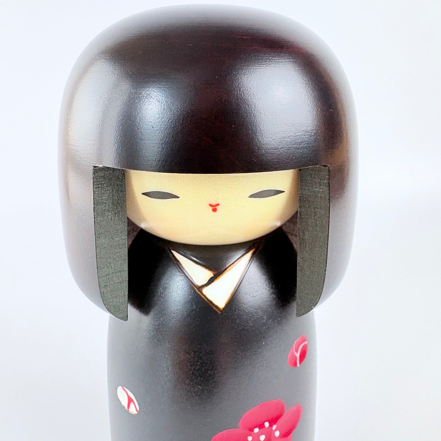 Autorská kokeshi s květy ume – Černé kimono | Usaburo | Made in Japan