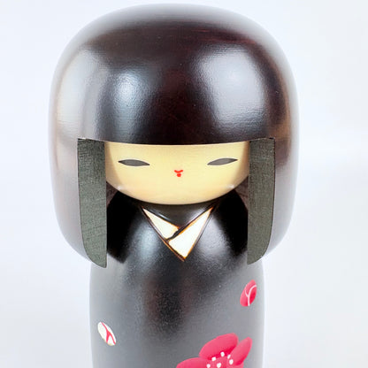 Autorská kokeshi s květy ume – Černé kimono | Usaburo | Made in Japan