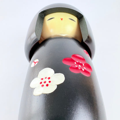 Autorská kokeshi s květy ume – Černé kimono | Usaburo | Made in Japan