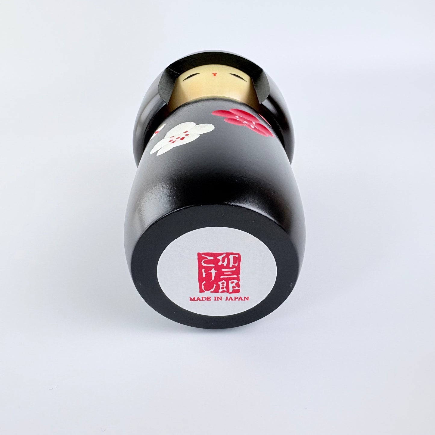 Autorská kokeshi s květy ume – Černé kimono | Usaburo | Made in Japan