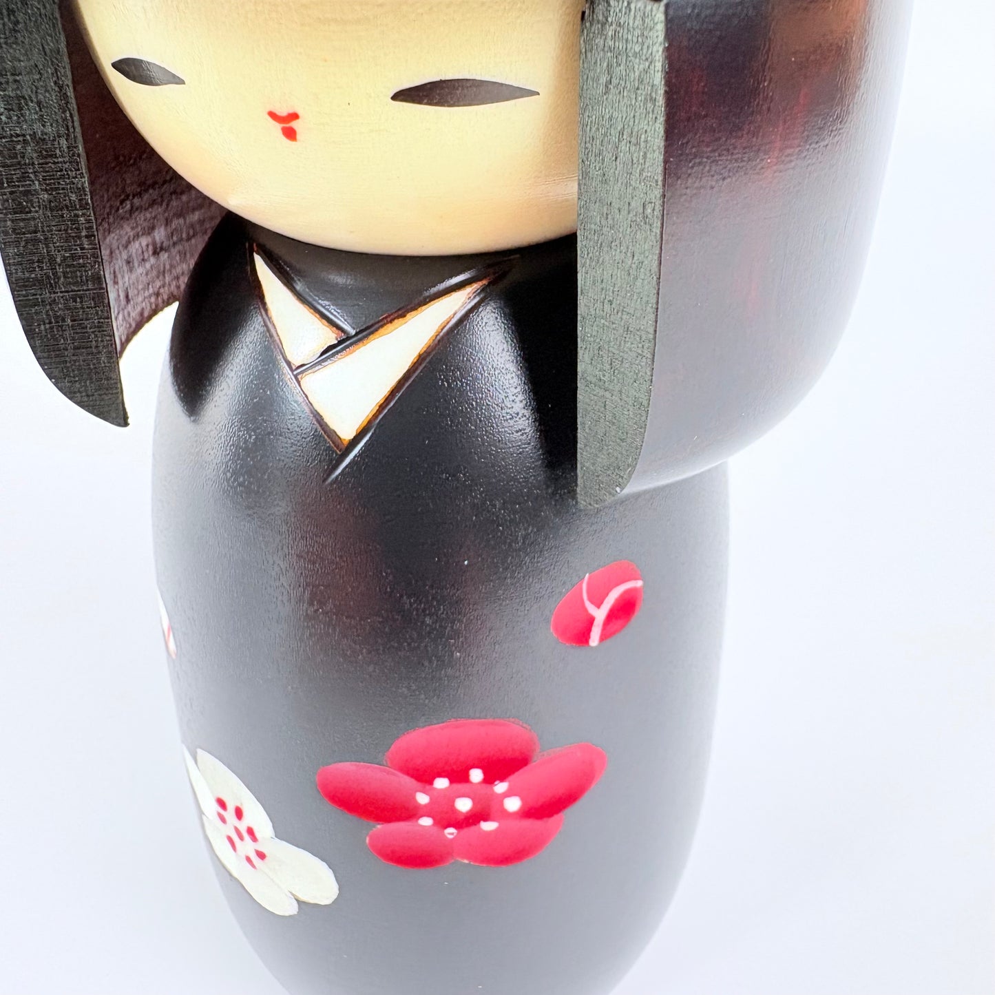 Autorská kokeshi s květy ume – Černé kimono | Usaburo | Made in Japan