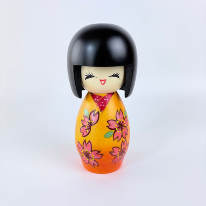 Autorská kokeshi Sakura Sakura – Rozkvetlé sakury | Made in Japan