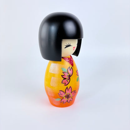 Autorská kokeshi Sakura Sakura – Rozkvetlé sakury | Made in Japan
