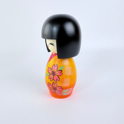 Autorská kokeshi Sakura Sakura – Rozkvetlé sakury | Made in Japan