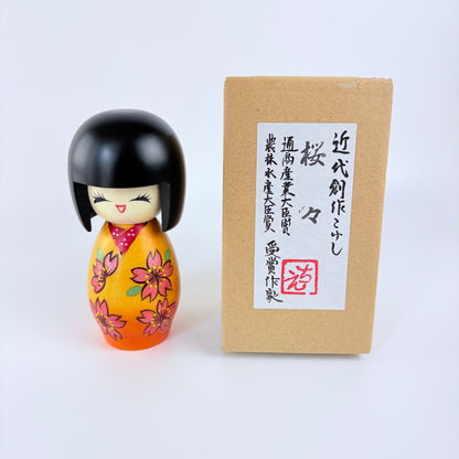 Autorská kokeshi Sakura Sakura – Rozkvetlé sakury | Made in Japan