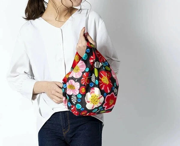 Voděodolné furoshiki Hana černé 70 × 70 cm / polyester / Made in Japan – Kyoto